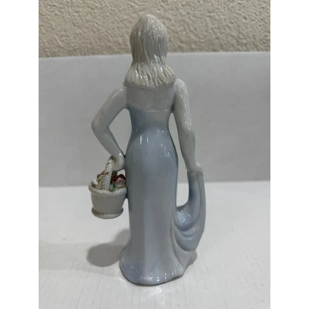 Figurine Figura de Porcelana Mujer con Canasta de Flores – Vintage
